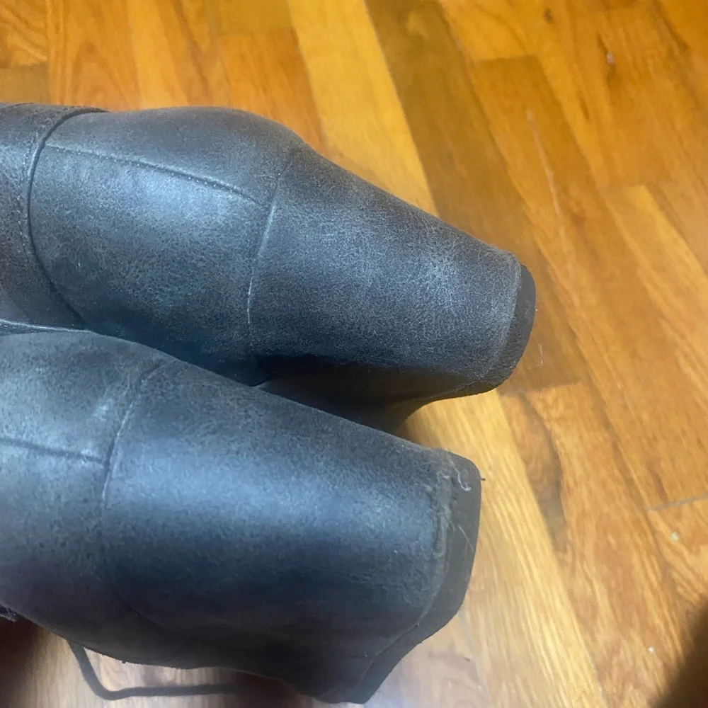 Maurices Women's 9.5 9 1/2  Cheri Gray Faux Leather Wedge Ankle Booties Lace Up